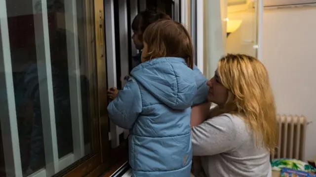 Familia saliendo a aplaudir