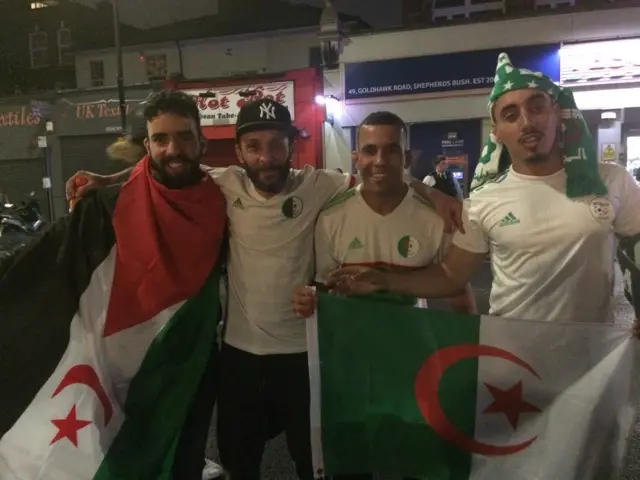 Les supporters algériens heureux après la victoire de leur équipe.