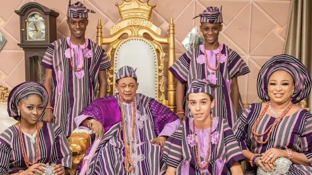 Alaafin pẹlu Olori Abbey atawọn ọmọ