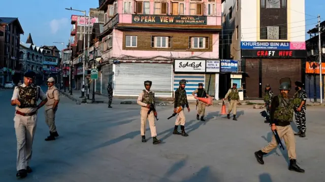 در منطقه کشمیر هند، خطوط تلفنی و همچنین اینترنت از عصر روز یکشنبه قطع است