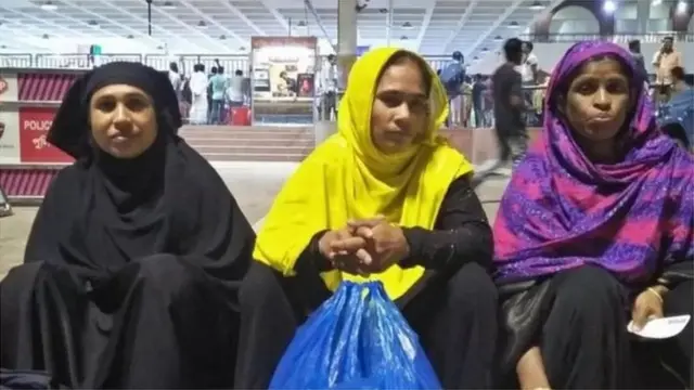 সৌদি আরব থেকে ফিরে আসা কয়েকজন নারী শ্রমিক