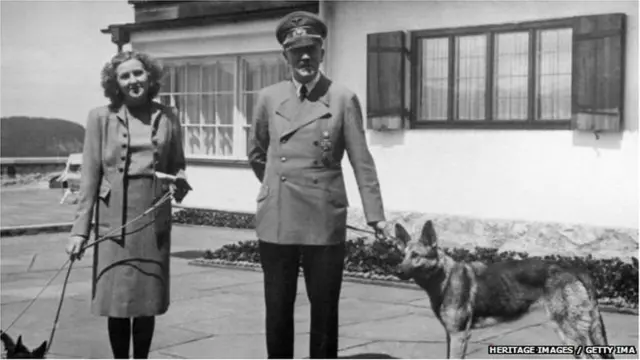 હિટલર અને ઈવા બ્રાઉન તેમના પ્રિય કૂતરા વુલ્ફ અને બ્લોન્ડી સાથે