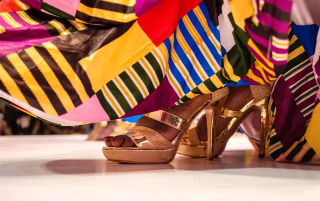 Mmmoja wa washiriki aliingia jukwaani namna hii katika shindano la kwanza la mwanamke mrembo mwenye umbo kubwa zaidi - lililoitwa Miss Curvy Uganda-mjini Kampala, Uganda, Aprili 26, 2019.