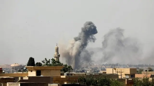 ISは旧市街の狭い地域に押し込められている（25日）