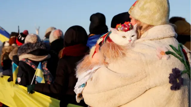Котик на руках у жінки під час святкування