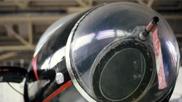 Остекление штатного места штурмана-бомбардира в носовой части самолета