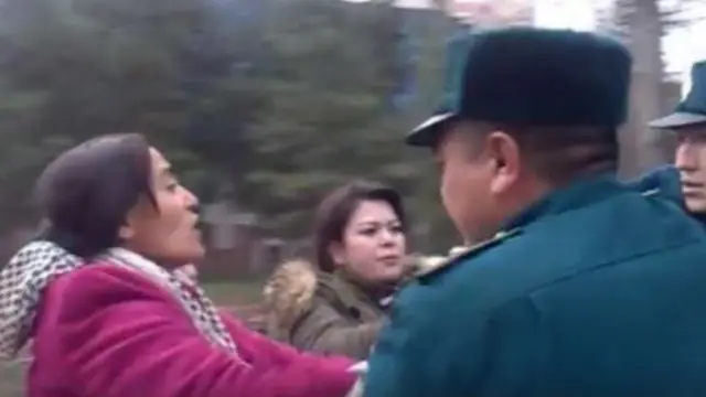 Блогер норозилик намойишларини ёритиб келган