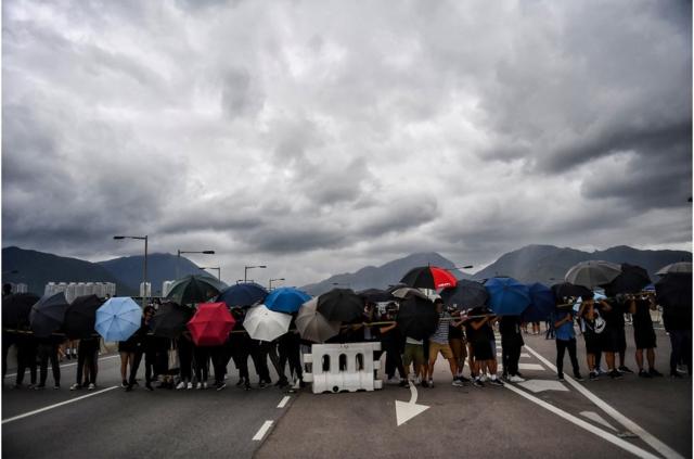 示威者周日堵塞前往香港国际机场的道路交通