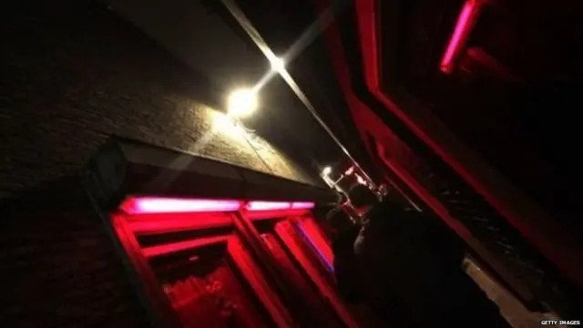 मंद प्रकाशातल्या खोल्या आणि माणसं