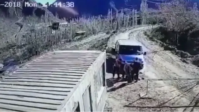 Терек-Сайдын тентектеринин кенди кайтарган милиция кызматкерлерин уруп-сабап жатканы тартылган видео коомдук сайттарга чыгып кетти.