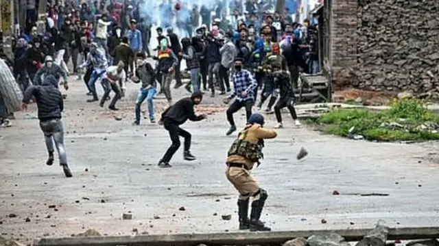 কাশ্মীরে দীর্ঘ কয়েক দশক ধরে সরকারবিরোধী বিক্ষোভ এবং বিদ্রোহী তৎপরতা চলছে