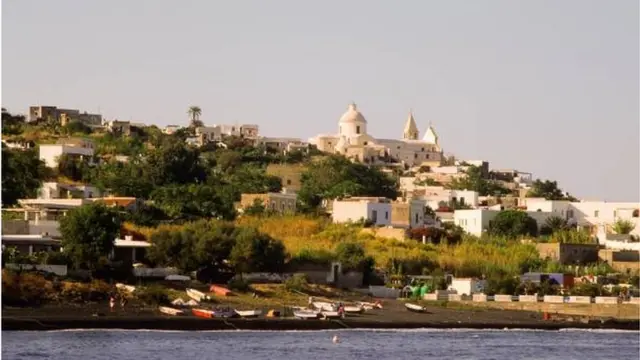 Eneo la lina barabara moja pekee inayozunguka kisiwa na lina kijiji kimoja pekee