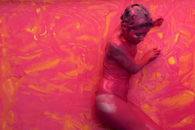 กวิตา วัฒนะชยังกูร ใช้ร่างกายตัวเอง รังสรรค์ผลงานศิลปะ