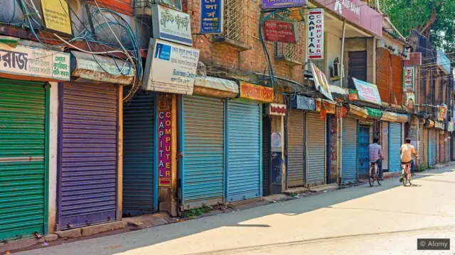 మూతపడిన షాపులు