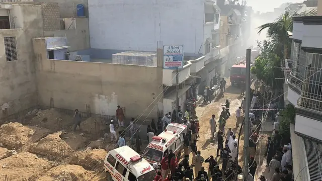 করাচির আবাসিক এলাকা যেখানে বিমানটি বিধ্বস্ত হয়েছে