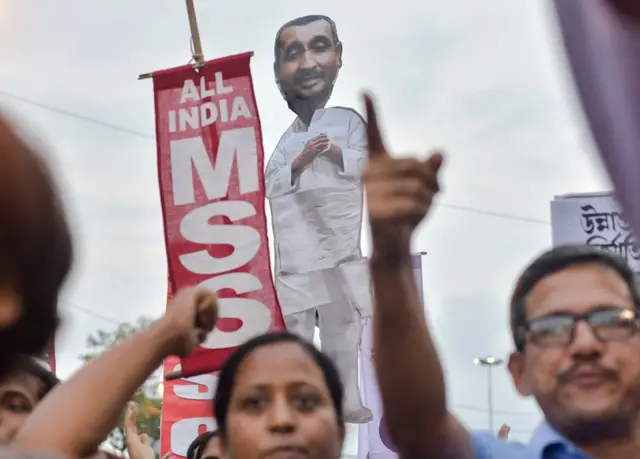 इस मामले को लेकर कई जगहों पर विरोध प्रदर्शन हुए