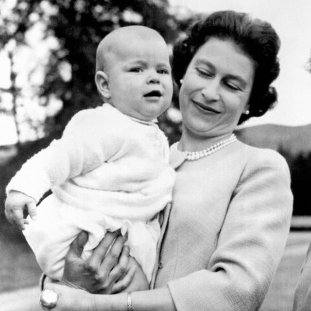 A rainha Elizabeth 2ª segurando o príncipe Andrew durante um passeio em Balmoral, na Escócia