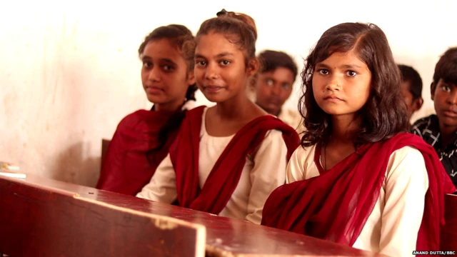 షాహానా ఖతూన్, అనురాధ కుమారి, సుహానా ఖతూన్ (ఎడమ నుంచి కుడికి)