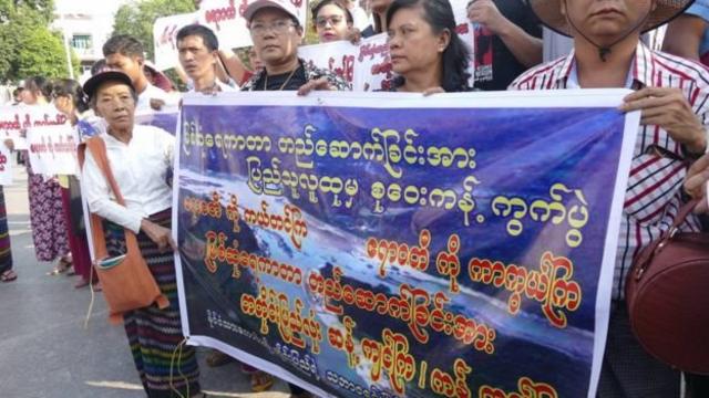 ရန်ကုန် မြို့တော် ခမ်းမ ရှေ့မှာလည်း မြစ်ဆုံစီမံကိန်းကို ဆန္ဒပြခဲ့ကြ