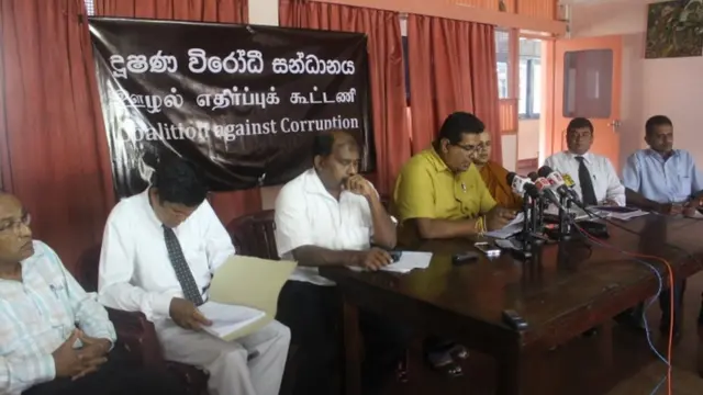 ජෝසප් ස්ටාලින් (වමේ සිට තුන්වැන්නා) සහ ආනන්ද ජයසේකර ඇතුළු පිරිස දූෂණ විරෝධී සන්ධානයේ මාධ්‍ය හමුවක