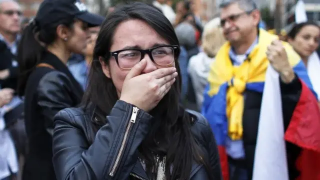 Una joven se tapa la cara tras el resultado.