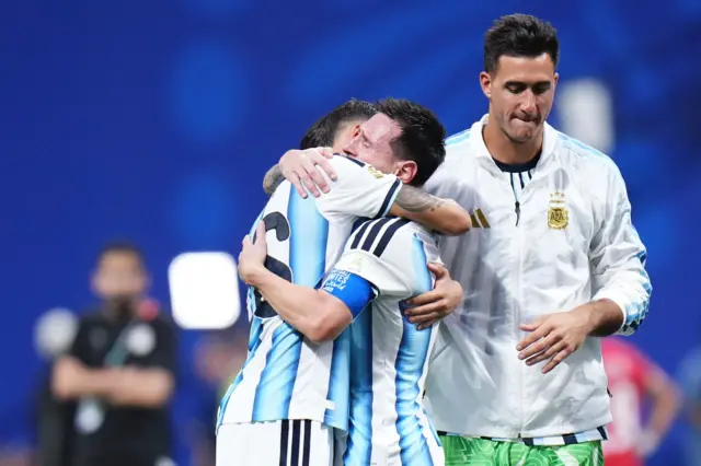 Messi abraza a Nahuel Molina