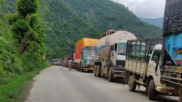 सडक किनारामा सवारी साधन 