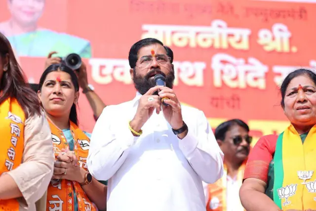 जागा कमी असल्या तरी महापौरपदासाठी एकनाथ शिंदे आग्रही राहू शकतात आणि त्यासाठी सध्या त्यांचं पारडंही जड आहे, असं मत राजकीय विश्लेषक संदीप प्रधान यांनी व्यक्त केलं.