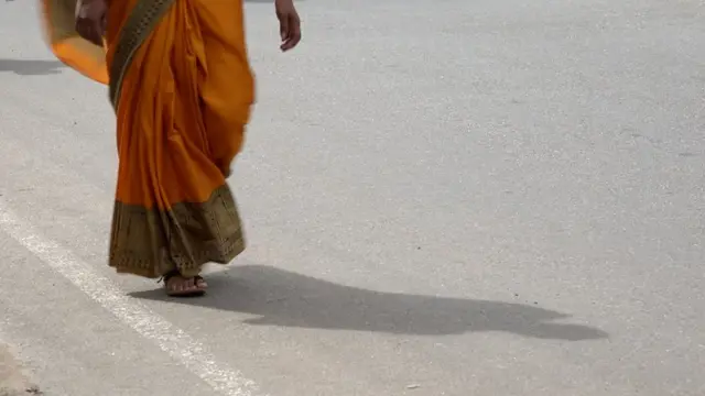 सड़क पर औरत