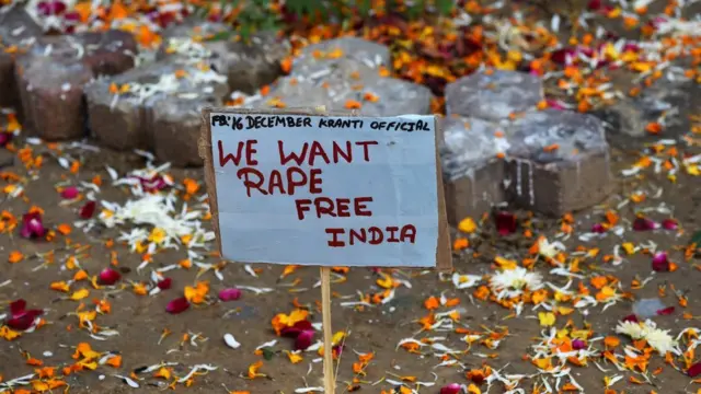 ఇండియా అత్యాచారాల విముక్త దేశం కావాలని కోరుతూ ఏర్పాటు చేసిన ప్లకార్డు