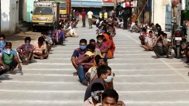 চেন্নাই পুরসভার কাছ থেকে নাস্তা আসার অপেক্ষায় রাস্তায় লাইন দিয়েছেন পরিযায়ী শ্রমিকরা।