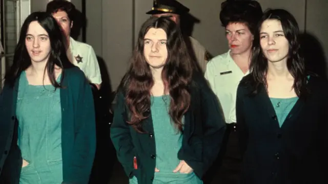 Susan Atkins, Patricia Krenwinkel y Leslie Van Houten (dcha) se dirigen al tribunal en 1970.