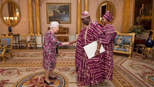 Sabon Jakadan Najeriya a kasar Birtaniya, George Adesola Oguntade, yayin da ya gabatar da takardar kama aiki ga Sarauniyar Ingila Elizabeth II a fadarta ranar Laraba