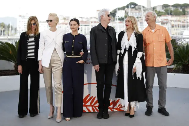 جیم جارموش، کارگردان مستقل آمریکایی (سوم از راست) در کنار بازیگران فیلم تازه‌اش "مرده نمی‌میرد" در کن. از راست: بیل ماری، کلویی سونی، جیم جارموش، سلنا گومز، تیلدا سوینتون و سارا درایور