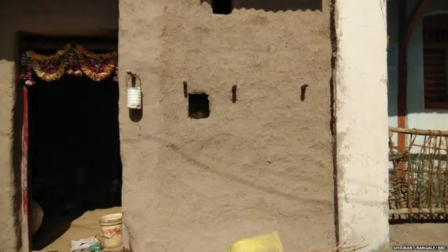 गावात घरोघरी टमरेल लटकावलेली दिसून येतात.