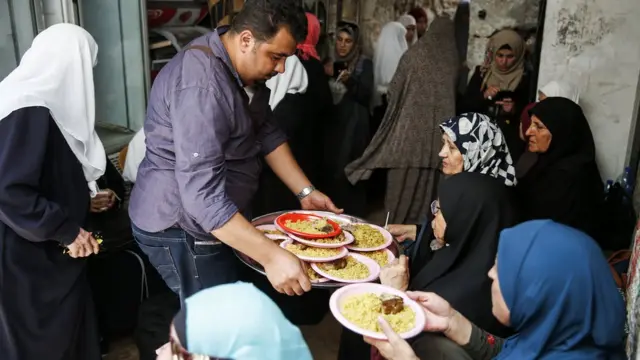 الاحتفال بإزالة البوابات الإلكترونية