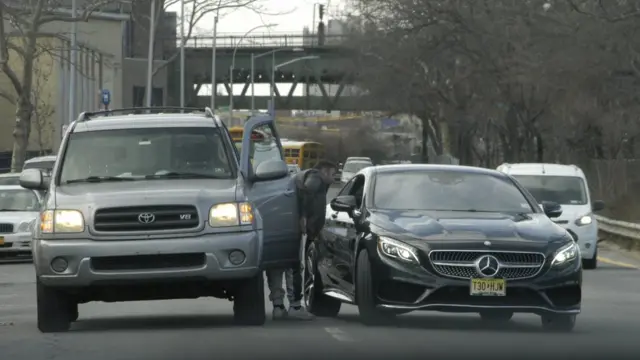 "Мерседес", преподнесенный Шулая в качестве дани. Оперативная съемка.