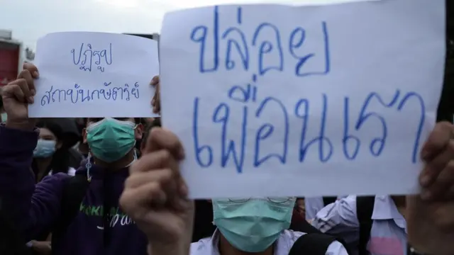 นักเรียนที่มาร่วมชุมนุมชูป้ายเรียกร้องให้ปล่อยตัวแกนนำและผู้ชุมนุมที่ถูกจับกุม