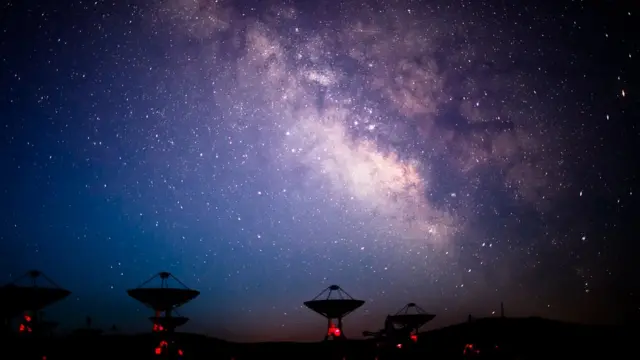 Antenas que apuntan al cielo estrellado.