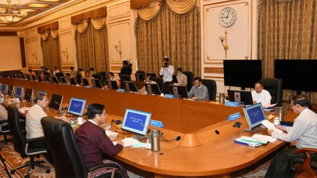 ဧပြီ ၇ ရက်က သမ္မတအိမ်တော်မှာ ပြုလုပ်ခဲ့တဲ့ ဘဏ္ဍာရေးကော်မရှင်အစည်းအဝေးကို တက်ရောက်ခဲ့ပါတယ်။