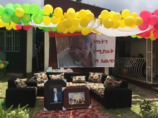 የአቶ አንዳርጋቸው ቤተሰቦች መኖሪያ በምስሉና በመልካም ምኞት መግለጫ አሸብርቋል