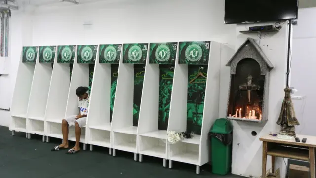 Un jugador del equipo juvenil en el vestuario del club