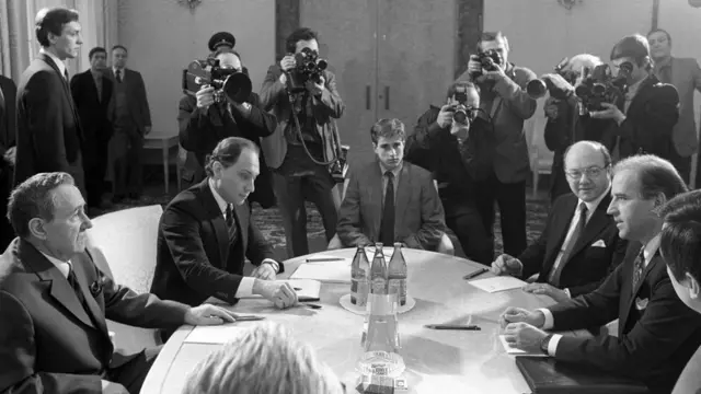 Во время визита Байдена в СССР в 1988 году. На фотографии во главе стола сидит Хантер, сын Джо Байдена