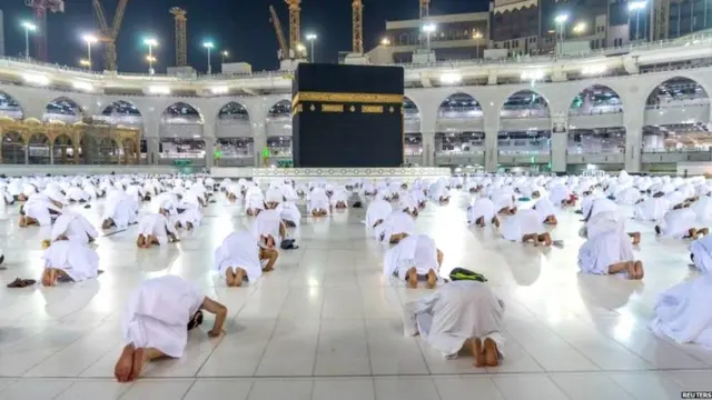 ઇસ્લામમાં માનનારા કેટલાક લોકો જીવંત વસ્તુનું ચિત્ર કે મૂર્તિ બનાવવી તેને બિન-ઇસ્લામિક માને છે