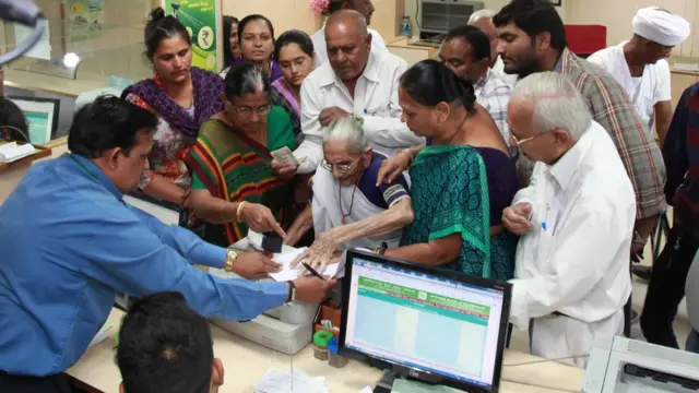 बैंक में पीएम मोदी की मां