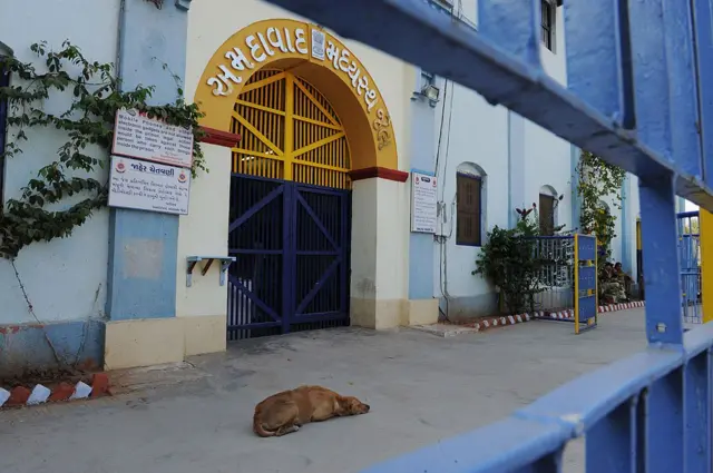 સામાન્ય રીતે જેલમાં કેદીઓને એક અઠવાડિયામાં બે દિવસ માટે મુલાકાતનો લાભ અપાય છે.