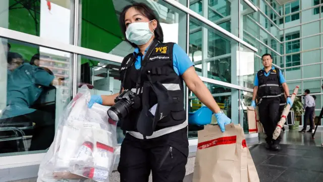 เจ้าหน้าที่พิสูจน์หลักฐาน นำวัตถุพยานในที่เกิดเหตุระเบิดใน รพ.พระมงกุฎฯ กลับไปสอบสวน