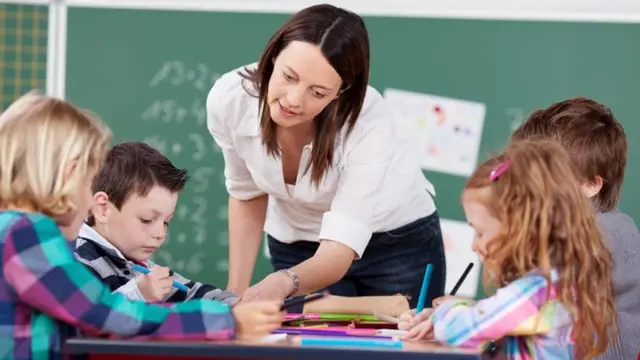 Jo Boaler con niños en clase de matemática