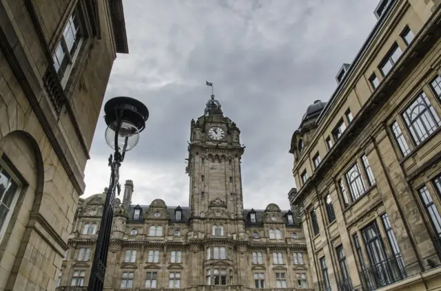 苏格兰爱丁堡巴尔莫勒酒店楼顶的钟一直快三分钟。