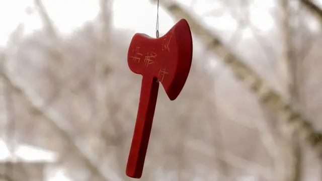 Вячеслав Воронцов, Санкт-Петербург: "Этот топорик я увидел на ветке дерева после небольшой метелицы. Он выглядел одиноко, брошенным и немного мистичным. Впоследствии знакомые из Китая, с удивлением разглядев все иероглифы, рассказали о легенду о горной фее, которая разрушает все проклятия... Именно эта легенда и начертана на топорике с двух сторон".